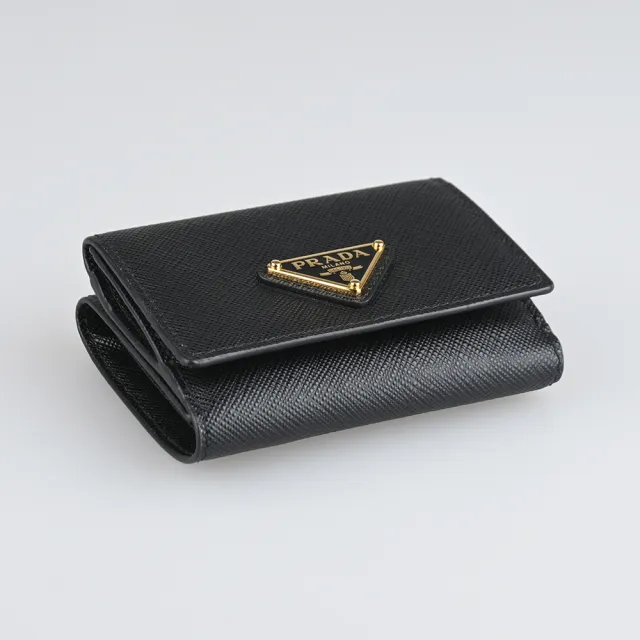 【PRADA 普拉達】PRADA Saffiano 防刮牛皮搭金屬三角牌壓釦3卡迷你三折短夾(迷你/黑)