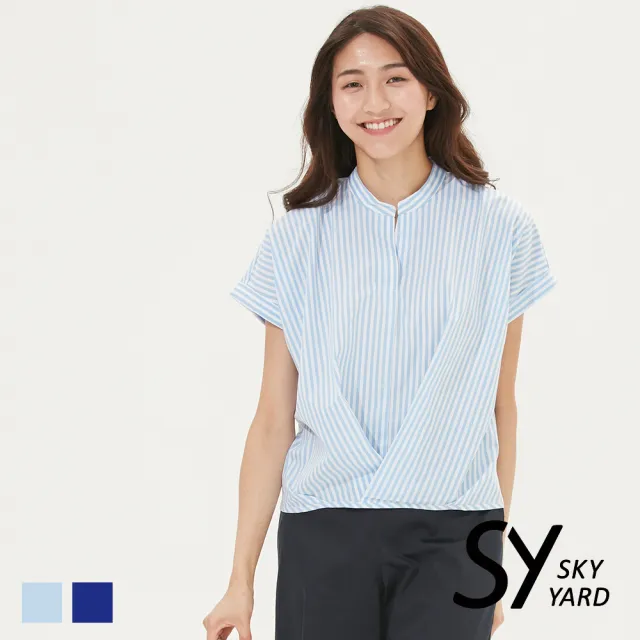 【SKY YARD】網路限定款-都會休閒百搭純棉開襟細條紋V褶造型上衣-淺藍