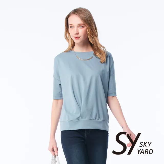 【SKY YARD】網路限定款-彈性素面落肩圓領下擺壓褶上衣-藍色