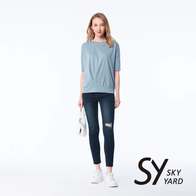 【SKY YARD】網路限定款-彈性素面落肩圓領下擺壓褶上衣-藍色