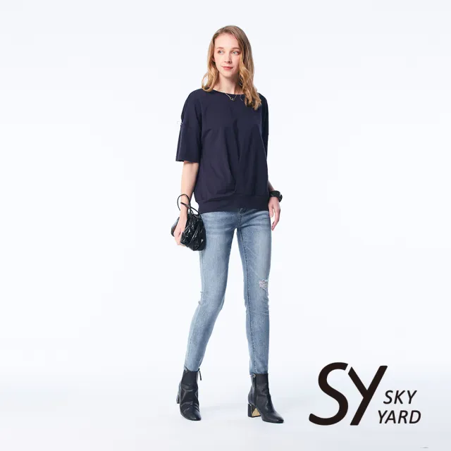 【SKY YARD】網路限定款-彈性素面落肩圓領下擺壓褶上衣-深藍色