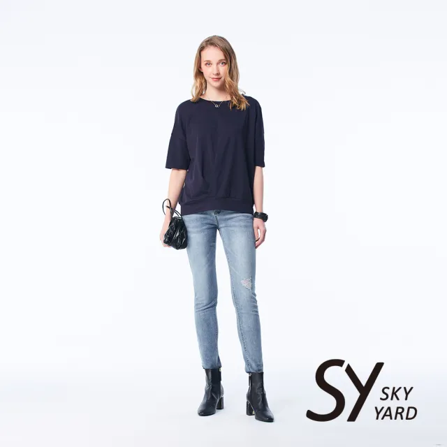 【SKY YARD】網路限定款-彈性素面落肩圓領下擺壓褶上衣-深藍色