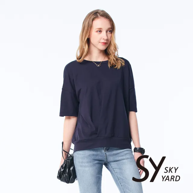 【SKY YARD】網路限定款-彈性素面落肩圓領下擺壓褶上衣-深藍色