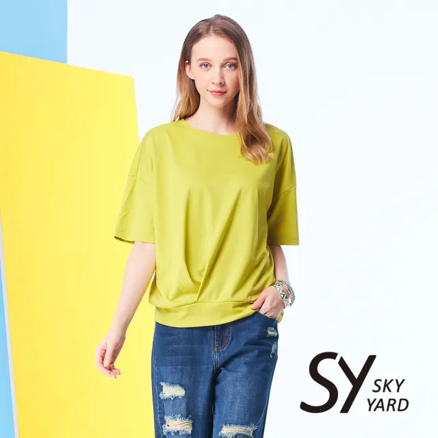 【SKY YARD】網路限定款-簡約素面落肩圓領下擺壓褶上衣-果綠色