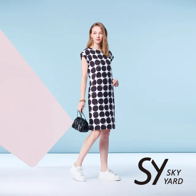 【SKY YARD】網路限定款-修身優雅滿版圓點印花洋裝-黑色