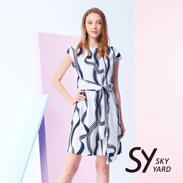 【SKY YARD】網路限定款-修身附綁帶緞帶條紋印花洋裝-白色