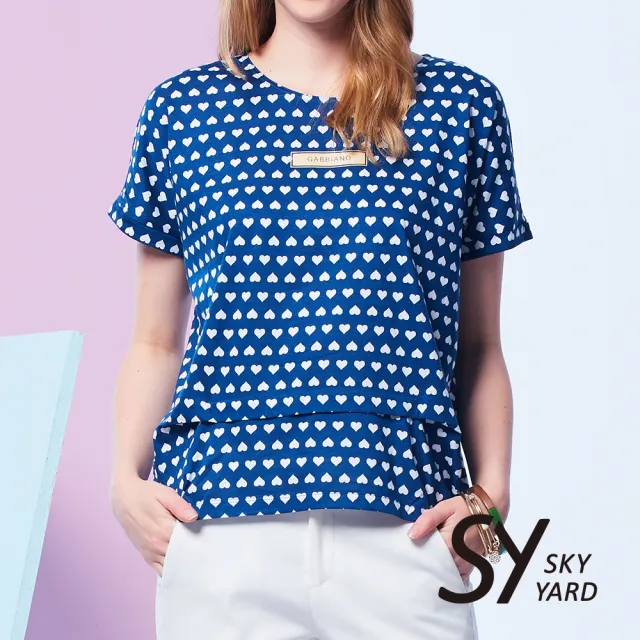 【SKY YARD】網路限定款-雙層下擺剪裁滿版愛心印圖上衣-深藍色