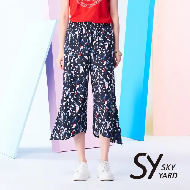 【SKY YARD】網路限定款-飄逸印花斜邊剪裁寬口褲-深藍