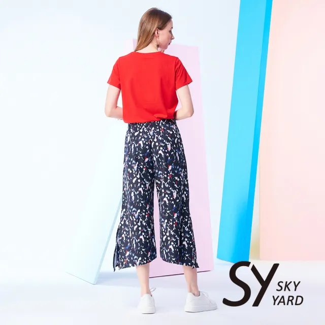 【SKY YARD】網路限定款-飄逸印花斜邊剪裁寬口褲-深藍