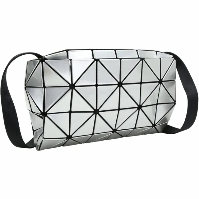 【ISSEY MIYAKE 三宅一生】BAOBAO CARTON 4x6 亮面幾何斜背枕頭包(銀色)