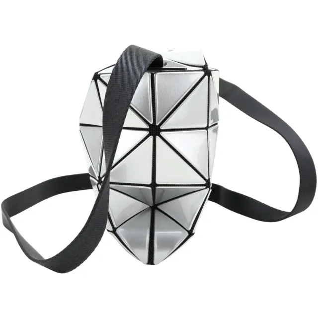 【ISSEY MIYAKE 三宅一生】BAOBAO CARTON 4x6 亮面幾何斜背枕頭包(銀色)