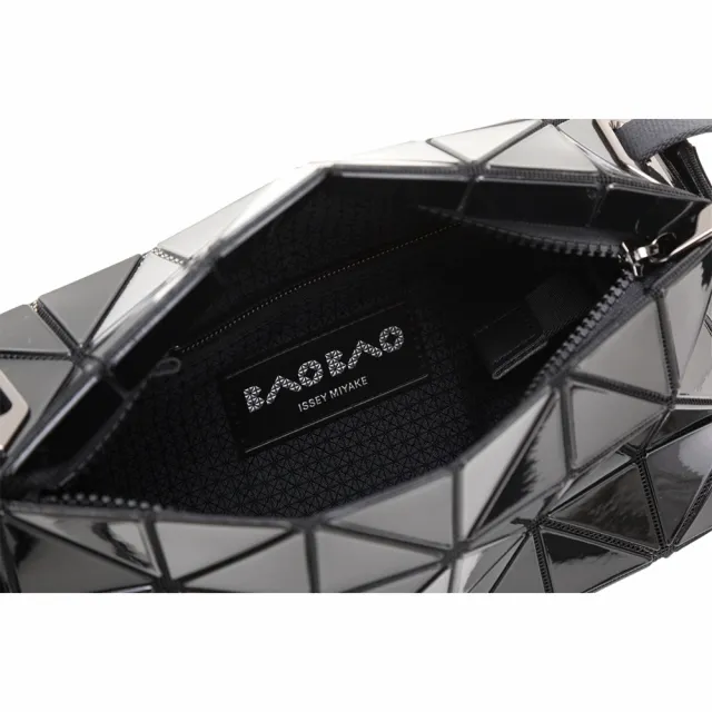 【ISSEY MIYAKE 三宅一生】BAOBAO CARTON 4x6 亮面幾何斜背枕頭包(黑色)