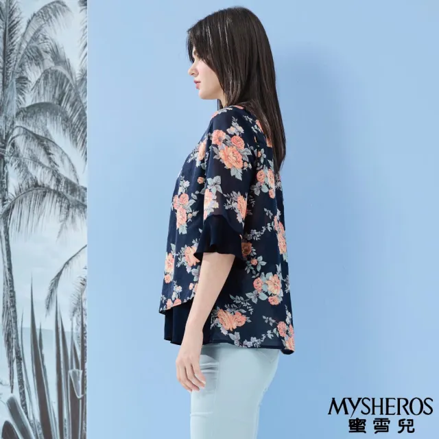 【MYSHEROS 蜜雪兒】雪紡五分袖拼接上衣 荷葉小立V領 滿版印花 雙層下擺(深藍)