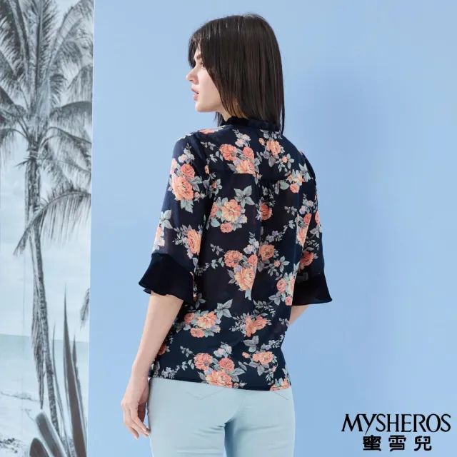 【MYSHEROS 蜜雪兒】雪紡五分袖拼接上衣 荷葉小立V領 滿版印花 雙層下擺(深藍)
