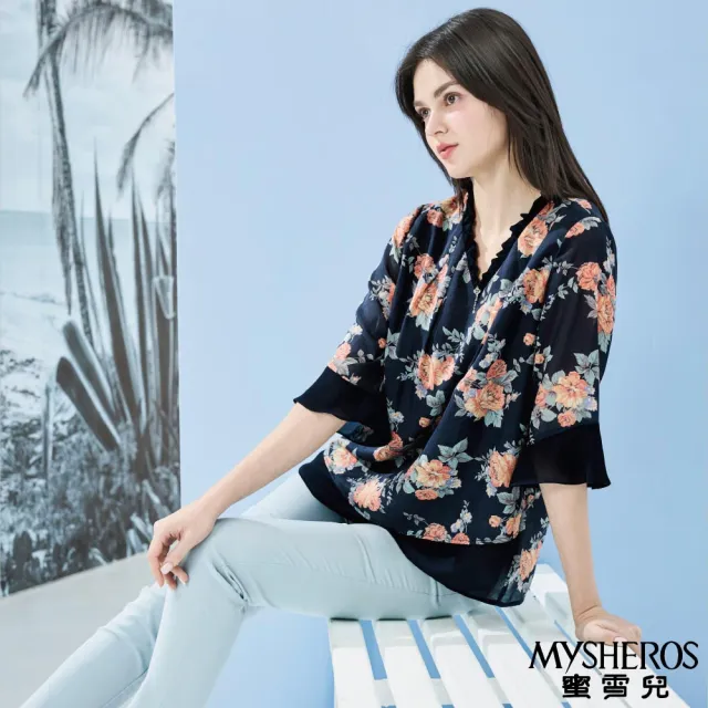 【MYSHEROS 蜜雪兒】雪紡五分袖拼接上衣 荷葉小立V領 滿版印花 雙層下擺(深藍)