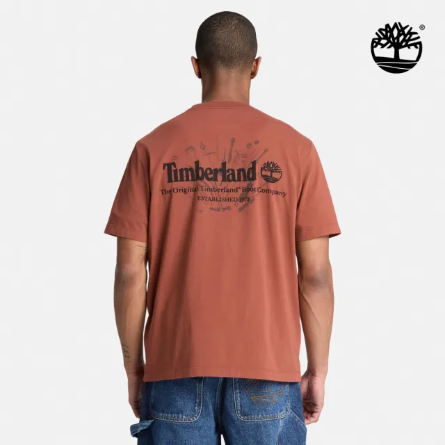 【Timberland】男款灰褐色製靴工藝背面圖案短袖T恤(A5TRQAIM)