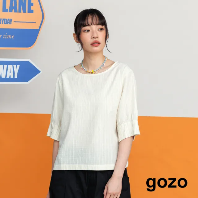 【gozo】MOMO獨家款★限量開賣 格紋肌理抓褶微澎袖圓領上衣(米白/黑色/白色)