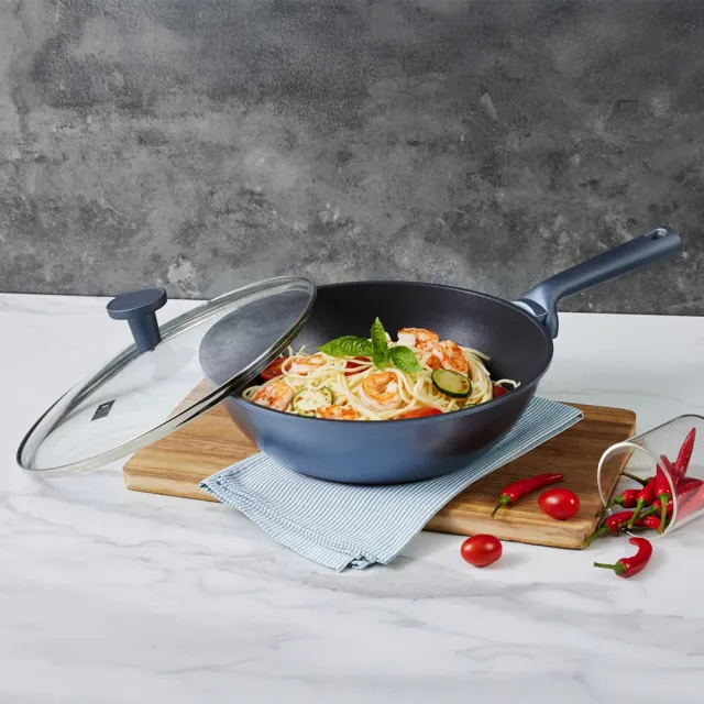 【CorelleBrands 康寧餐具】WORLD KITCHEN 藍寶石鑄造不沾深炒鍋30cm-含蓋