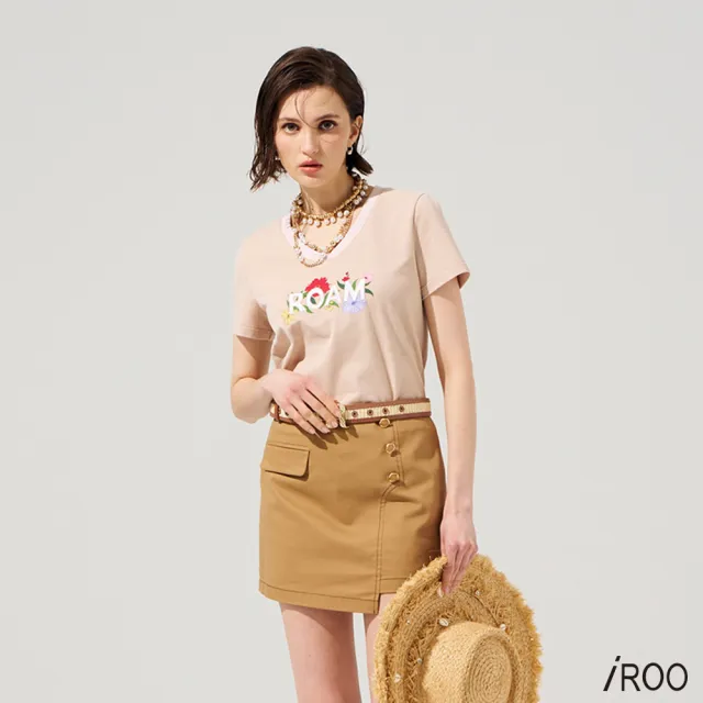 【iROO】奶油色Ｖ領羅紋印繡花朵Ｔ
