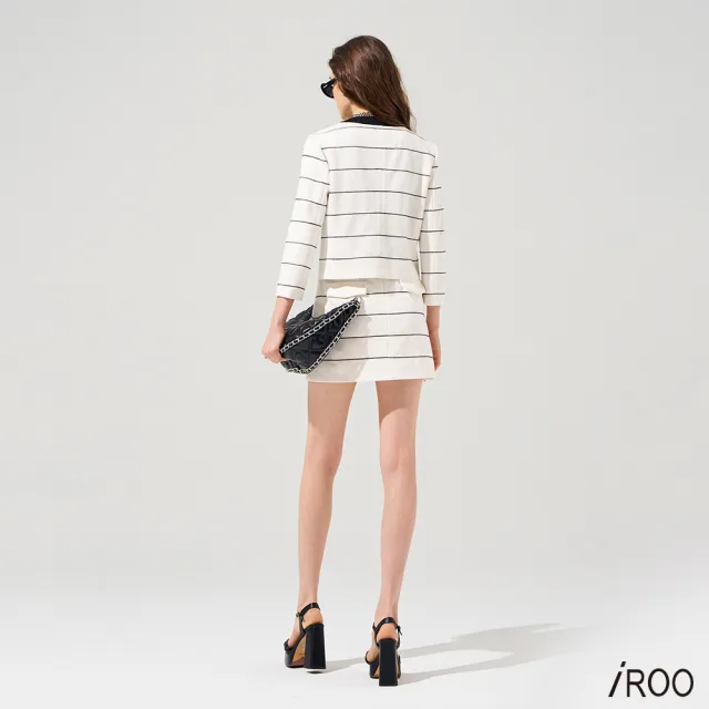 【iROO】精緻黑白配色鎖鏈繡短裙
