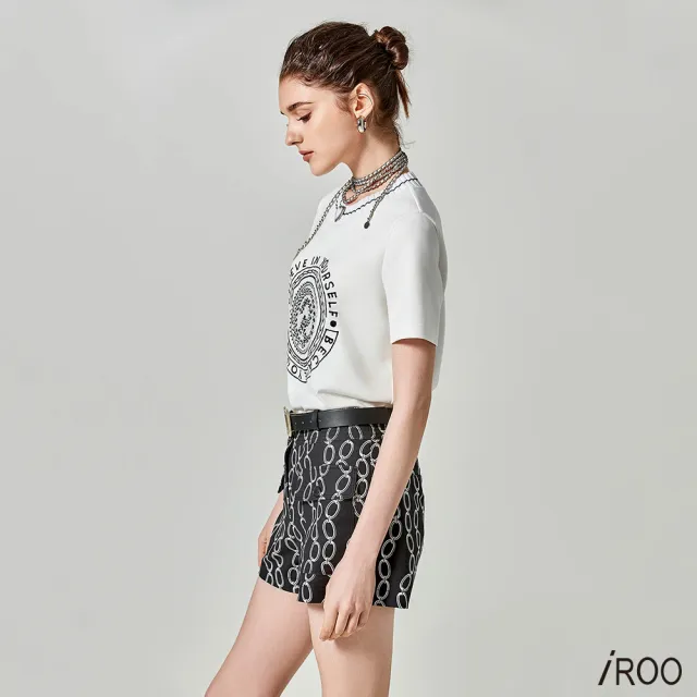 【iROO】黑底白鏈條印花短褲