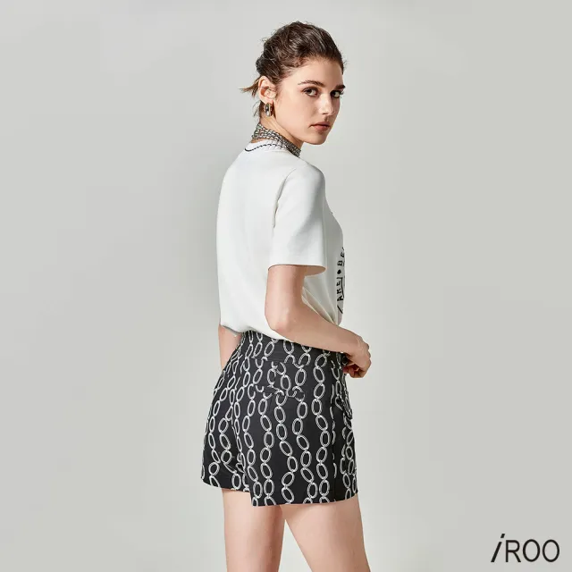 【iROO】黑底白鏈條印花短褲
