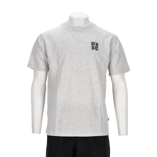【NEW BALANCE】NBboy 男款 灰色 籃球隊 插畫 印花 T恤 短袖 MT61A9TEAHH