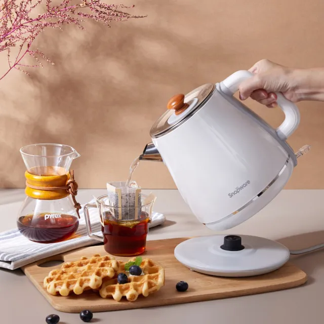 【CorelleBrands 康寧餐具】英式典雅316不鏽鋼雙層防燙電熱水壺1.8L