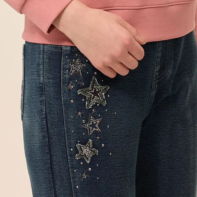 【ILEY 伊蕾】水鑽抽鬚刺繡棉質窄管牛仔褲(藍；M-2L；1253318615)
