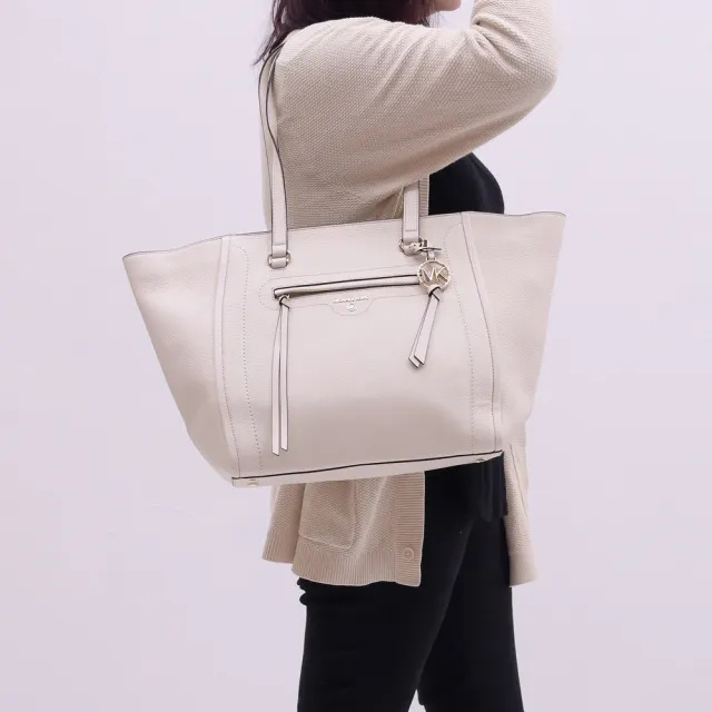 【Michael Kors】專櫃款 圓標MK吊飾蘇荔枝皮革肩背大托特包(白 大款)