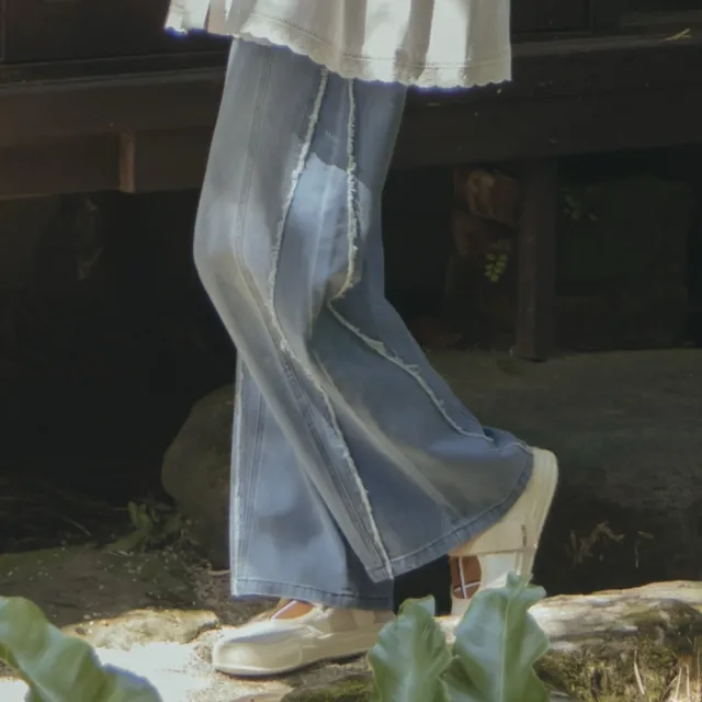 【MOSS CLUB】抽鬚裝飾剪接牛仔寬褲 淺藍 深藍