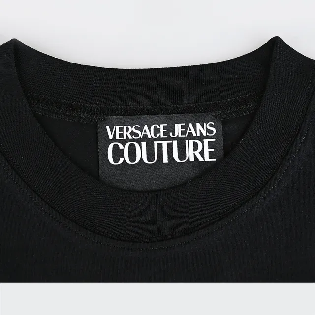 【VERSACE 凡賽斯】VERSACE JEANS 內布標白字LOGO純綿亮片字母設計短袖T恤(女款/黑)