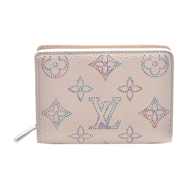 【Louis Vuitton 路易威登】M2A008經典Clea系列Monogram鏤空雕花牛皮對折短夾(國外限定版-幻彩晶石色)
