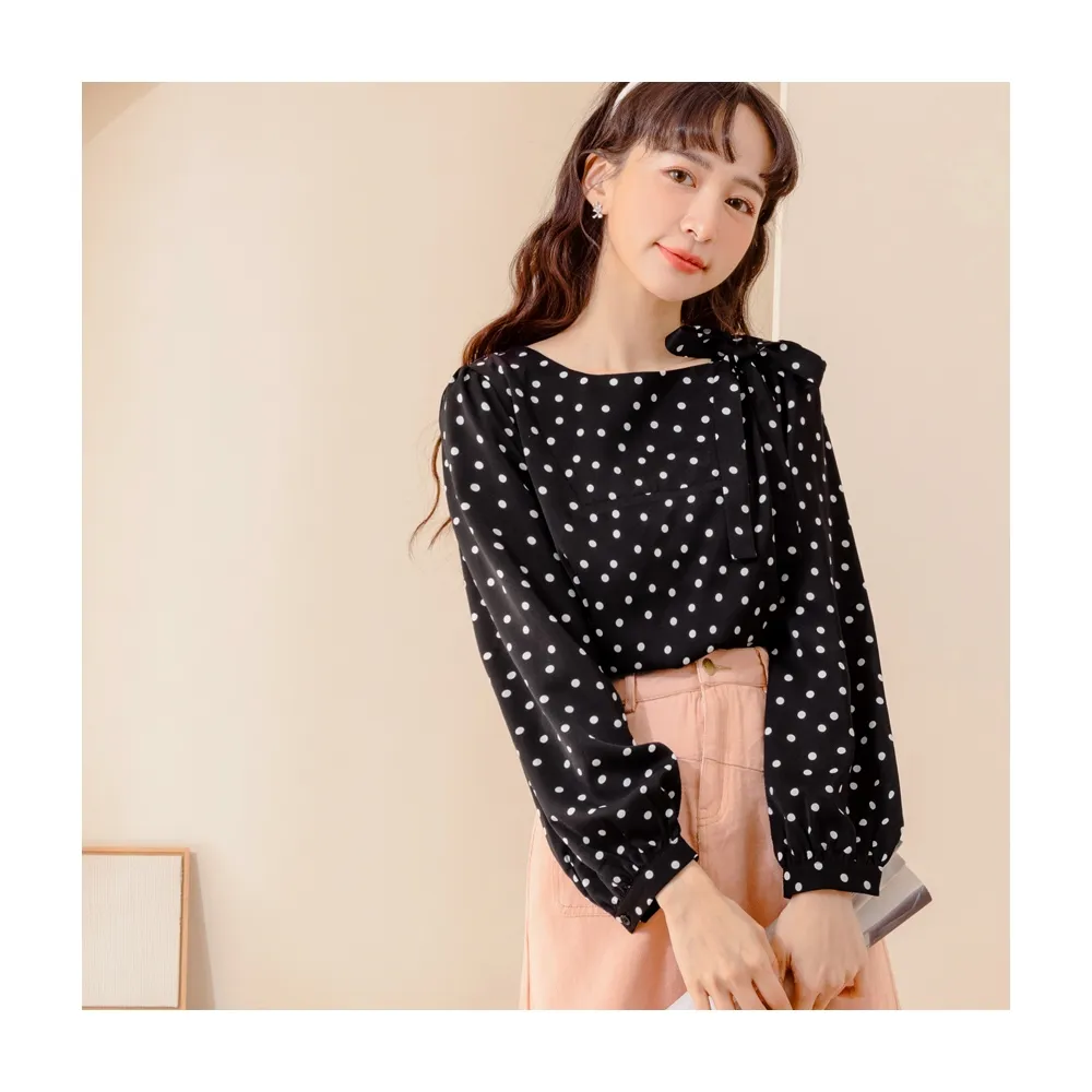 【OB 嚴選】圓點印花綁帶拋袖半開襟上衣 《AB17742》