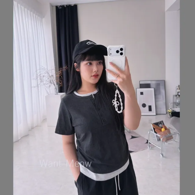 【Want-Meow】80公斤可穿/百搭圓領假兩件排扣不對襯上衣大學T短袖T(大碼上衣/大碼/大尺碼/短袖上衣)