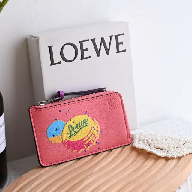 【LOEWE 羅威】經典徽章LOGO個性瓶蓋印花信用卡名片零錢包(粉)