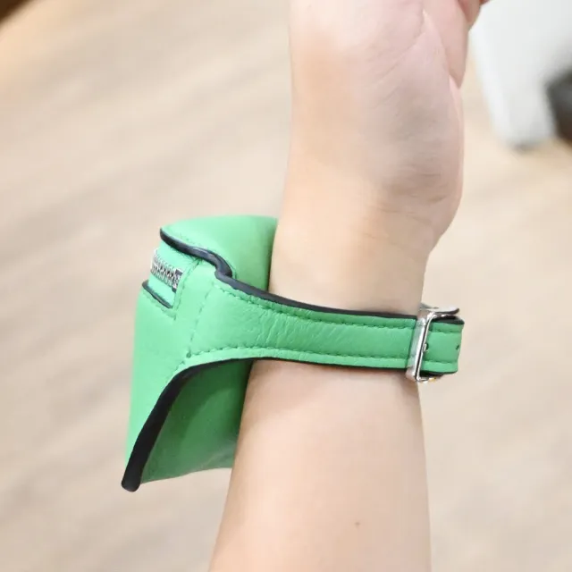 【LOEWE 羅威】經典徽章烙印LOGO小牛皮扣式造型手環零錢包(綠)