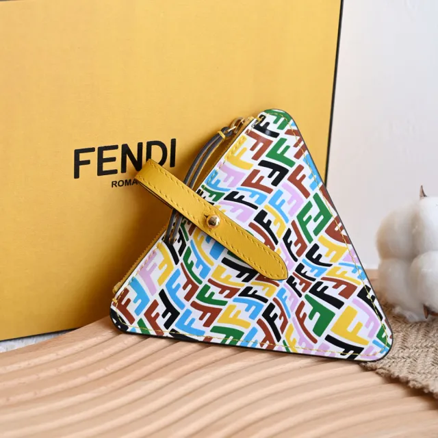 【FENDI 芬迪】金屬LOGO經典F壓花小牛皮拉鍊三角零錢包(黃白)
