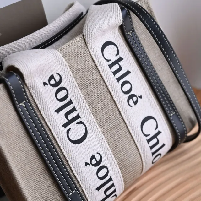 【Chloe’ 蔻依】Woody Mini 經典品牌LOGO織帶個性帆布小手提包兩用包(深藍邊)