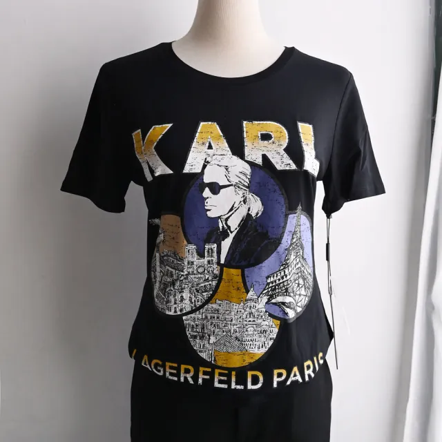 【KARL LAGERFELD 卡爾】老佛爺公仔巴黎地標圖案個性棉短T(黑)