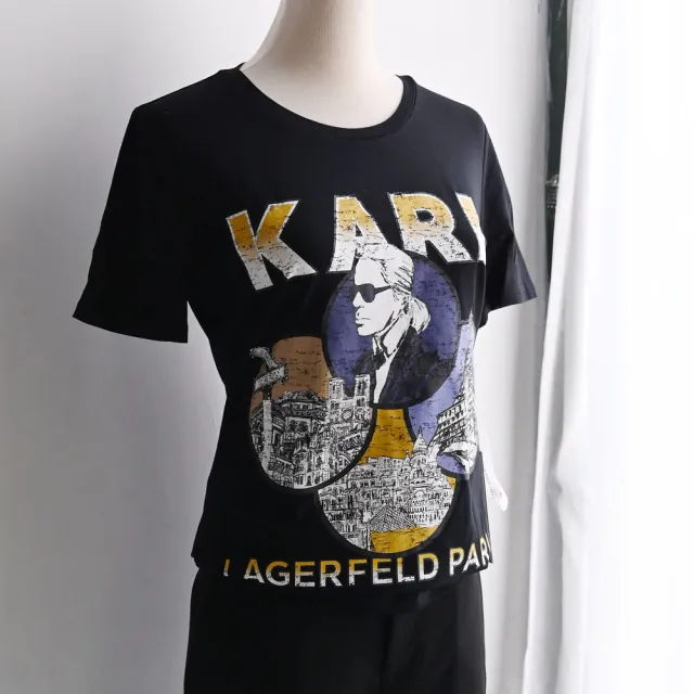 【KARL LAGERFELD 卡爾】老佛爺公仔巴黎地標圖案個性棉短T(黑)