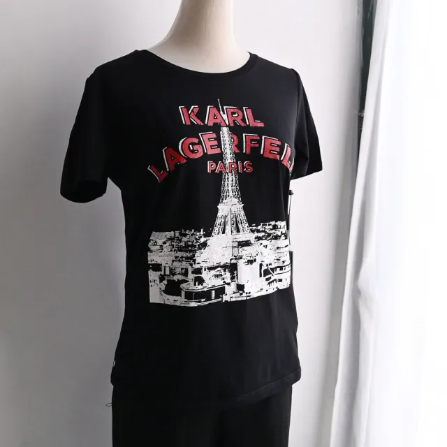 【KARL LAGERFELD 卡爾】老佛爺 巴黎鐵塔景點圖案素雅個性棉短T(黑)