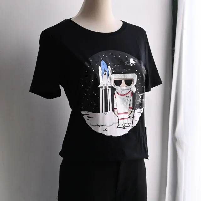 【KARL LAGERFELD 卡爾】老佛爺公仔太空水鑽圖案棉質短T恤(黑)