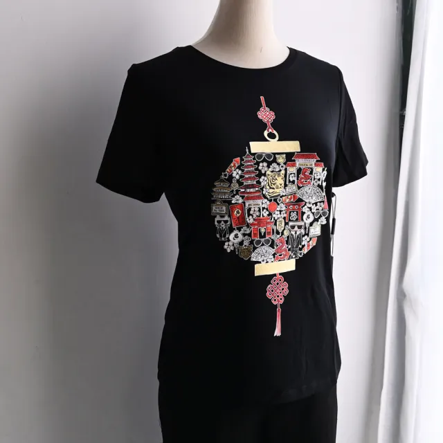 【KARL LAGERFELD 卡爾】老佛爺 中國結彩燈公仔印花棉質短T恤(黑)