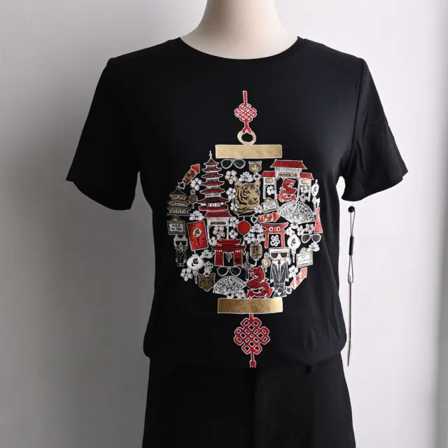 【KARL LAGERFELD 卡爾】老佛爺 中國結彩燈公仔印花棉質短T恤(黑)