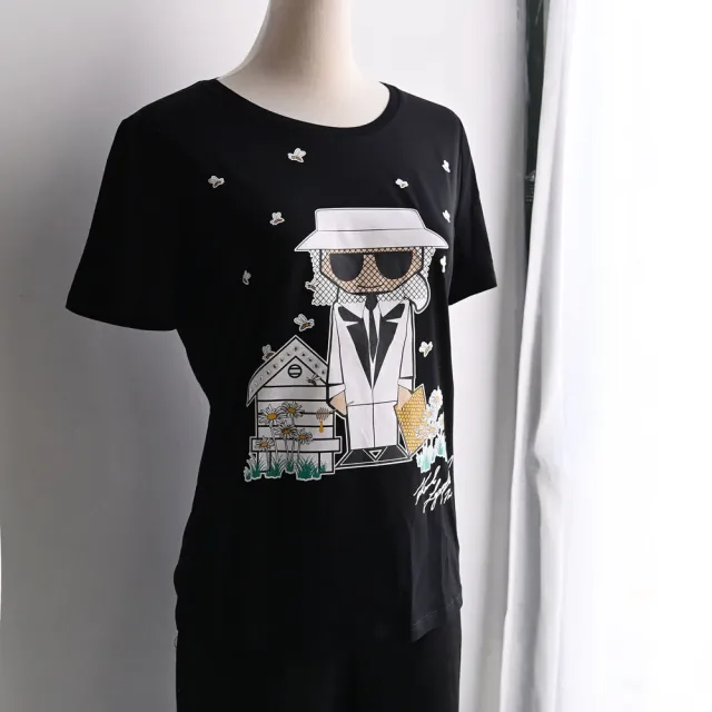 【KARL LAGERFELD 卡爾】老佛爺 公仔養蜂人圖案素雅個性棉短T(黑)