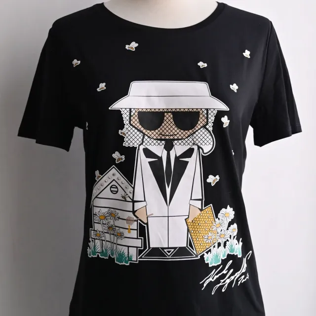 【KARL LAGERFELD 卡爾】老佛爺 公仔養蜂人圖案素雅個性棉短T(黑)