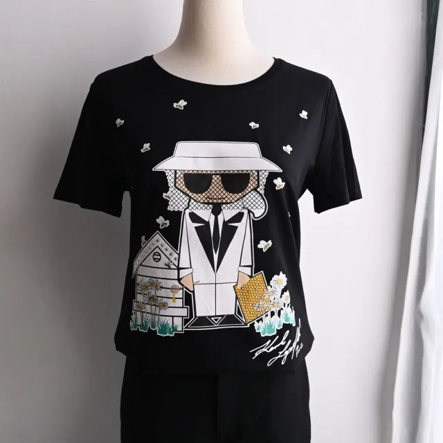【KARL LAGERFELD 卡爾】老佛爺 公仔養蜂人圖案素雅個性棉短T(黑)