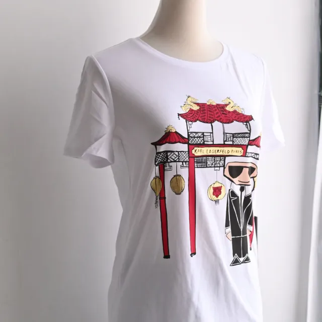 【KARL LAGERFELD 卡爾】老佛爺 中國城彩燈公仔印花棉質短T恤(白)