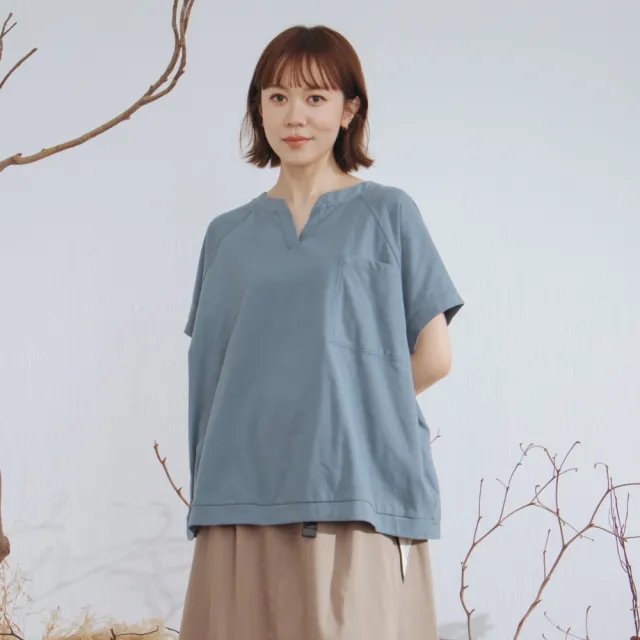 【MOSS CLUB】小V領連袖貼口袋素色短袖上衣 淺藍 黑 灰(魅力商品)
